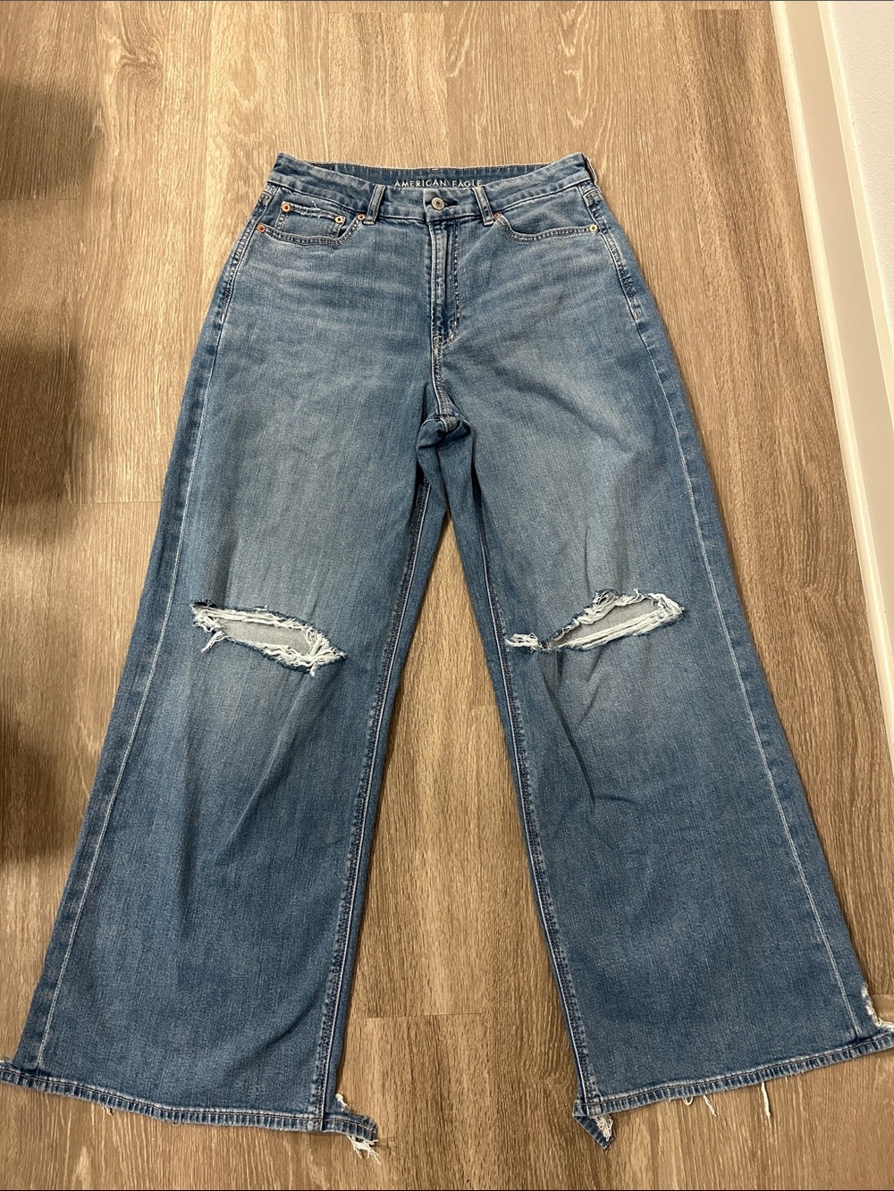 American Eagle Outfitters- Distressed Curvy Super High-Rise Baggy Wide Leg Jeans